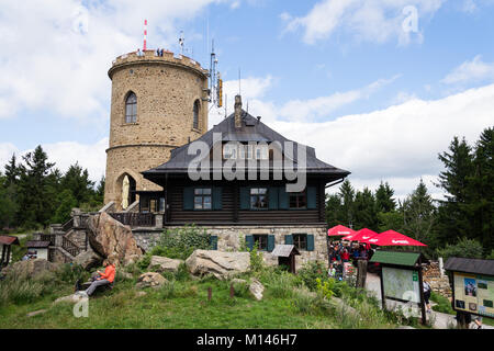 KAJOV, Repubblica Ceca - 12 agosto: la gente sulla più antica pietra ceca Lookout Tower - Josefs lookout tower a Mount Klet nella foresta Blansky il 12 agosto Foto Stock