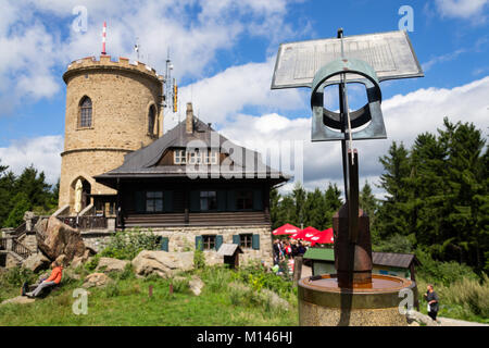 KAJOV, Repubblica Ceca - 12 agosto: la gente sulla più antica pietra ceca Lookout Tower - Josefs lookout tower a Mount Klet nella foresta Blansky il 12 agosto Foto Stock