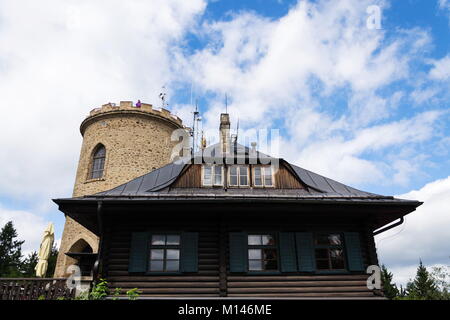 KAJOV, Repubblica Ceca - 12 agosto: la gente sulla più antica pietra ceca Lookout Tower - Josefs lookout tower a Mount Klet nella foresta Blansky il 12 agosto Foto Stock