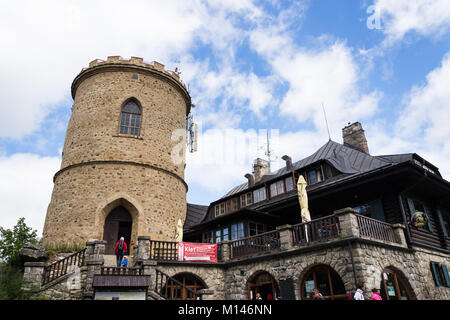 KAJOV, Repubblica Ceca - 12 agosto: la gente sulla più antica pietra ceca Lookout Tower - Josefs lookout tower a Mount Klet nella foresta Blansky il 12 agosto Foto Stock