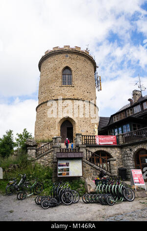 KAJOV, Repubblica Ceca - 12 agosto: la gente sulla più antica pietra ceca Lookout Tower - Josefs lookout tower a Mount Klet nella foresta Blansky il 12 agosto Foto Stock