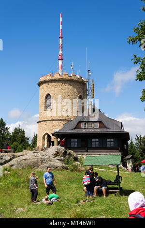 KAJOV, Repubblica Ceca - 12 agosto: la gente sulla più antica pietra ceca Lookout Tower - Josefs lookout tower a Mount Klet nella foresta Blansky il 12 agosto Foto Stock