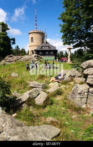 KAJOV, Repubblica Ceca - 12 agosto: la gente sulla più antica pietra ceca Lookout Tower - Josefs lookout tower a Mount Klet nella foresta Blansky il 12 agosto Foto Stock