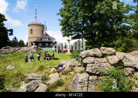 KAJOV, Repubblica Ceca - 12 agosto: la gente sulla più antica pietra ceca Lookout Tower - Josefs lookout tower a Mount Klet nella foresta Blansky il 12 agosto Foto Stock