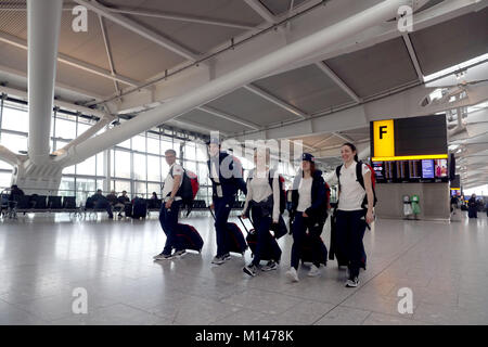 Gran Bretagna (da sinistra a destra) Joshua Cheetham, Farrell Treacy, Elise Christie, Kathryn Thomson e Charlotte Gilmartin all'aeroporto di Heathrow di Londra, per la Gran Bretagna team partenza per Pyeongchang davanti al 2018 Giochi Olimpici Invernali. Foto Stock