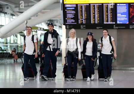 Gran Bretagna (da sinistra a destra) Joshua Cheetham, Farrell Treacy, Elise Christie, Kathryn Thomson e Charlotte Gilmartin all'aeroporto di Heathrow di Londra, per la Gran Bretagna team partenza per Pyeongchang davanti al 2018 Giochi Olimpici Invernali. Foto Stock