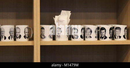 Vaclav Klaus Zeman, Jiri Kajinek, Andrej Babis, Vladimir Meciar, Angela Merkel, John Fitzgerald Kennedy, Donald Trump, la tazza con stampa in verticale Foto Stock