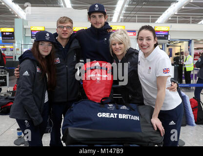 Gran Bretagna (da sinistra a destra) Kathryn Thomson, Joshua Cheetham, Farrell Treacy, Charlotte Gilmartin e Elise Christie all'aeroporto di Heathrow di Londra, per la Gran Bretagna team partenza per Pyeongchang davanti al 2018 Giochi Olimpici Invernali. Foto Stock