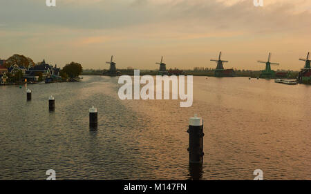 Mulini a vento di Zaanse Schans un villaggio nei pressi di Zaandijk nel comune di Zaanstad, North Holland, Paesi Bassi. Foto Stock