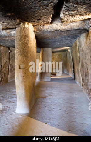 Interno del più grande dolmen neolitico in Europa, Dolmen de Menga, Antequera, Malaga, Andalusia, Spagna. Foto Stock