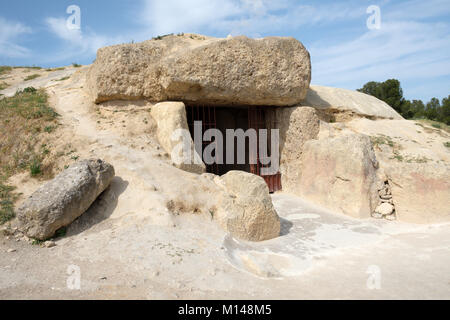 Ingresso al neolitico più grande dolmen, long barrow in Europa, Dolmen de Menga, Antequera, Malaga, Andalusia, Spagna. Foto Stock