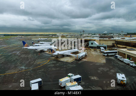 NEWARK, NJ - GIUGNO 07.17: Terminal A dell'Aeroporto Internazionale Liberty di Newark in New Jersey per aeromobili di Continental e JetBlue Foto Stock