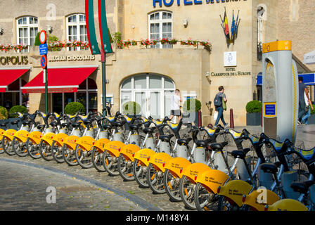 Bruxelles, Belgio. "Villo!" le biciclette a noleggio presso una stazione nel centro della citta'. (Più di un milione e mezzo di affitti a Bruxelles nel 2016) Foto Stock