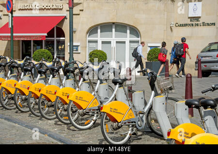 Bruxelles, Belgio. "Villo!" le biciclette a noleggio presso una stazione nel centro della citta'. (Più di un milione e mezzo di affitti a Bruxelles nel 2016) Foto Stock