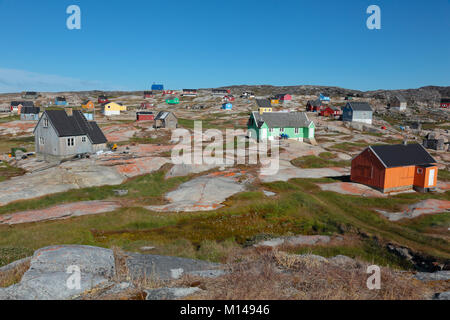 Colorate case di legno sulle rive della baia di Disko, Groenlandia occidentale Foto Stock