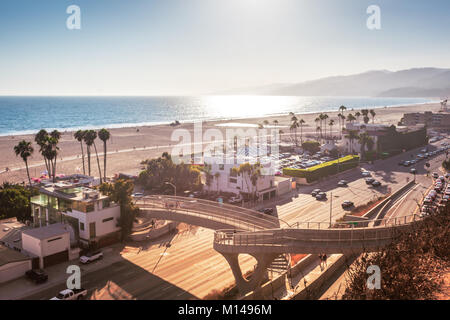 Tramonto a Santa Monica, vista sulla spiaggia, sull'oceano pacifico e autostrada, soft focus e basso contrasto grazie a rimlight, vintage tonica Foto Stock