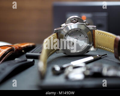 Orologi di lusso closeup con strumenti. Foto Stock