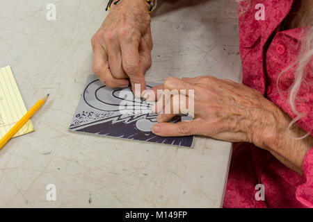 Tucson, Arizona - i partecipanti a un workshop per saperne di bloccare la stampa utilizzando strumenti di intaglio a mano e le tecniche di stampa. Il workshop è stato una scuola di Foto Stock