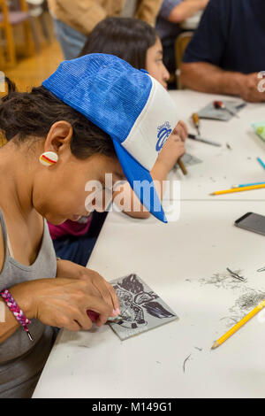 Tucson, Arizona - i partecipanti a un workshop per saperne di bloccare la stampa utilizzando strumenti di intaglio a mano e le tecniche di stampa. Il workshop è stato una scuola di Foto Stock