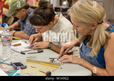 Tucson, Arizona - i partecipanti a un workshop per saperne di bloccare la stampa utilizzando strumenti di intaglio a mano e le tecniche di stampa. Il workshop è stato una scuola di Foto Stock