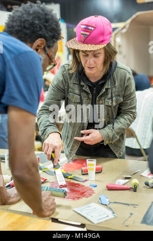 Tucson, Arizona - i partecipanti a un workshop per saperne di bloccare la stampa utilizzando strumenti di intaglio a mano e le tecniche di stampa. Il workshop è stato una scuola di Foto Stock