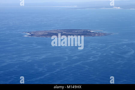 Robben Island visto da di Table Mountain Top, Cape Town, Western Cape, Sud Africa. Foto Stock