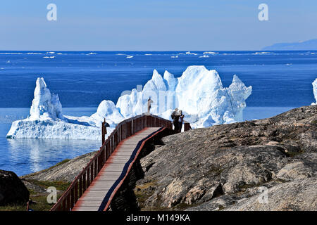 Iceberg galleggiante nelle acque vicino alla città di Ilulissat Jakobshavn in precedenza o Jacobshaven, Groenlandia occidentale Foto Stock