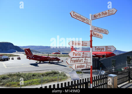 Distanza cartello a Kangerlussuaq airport, Groenlandia Foto Stock