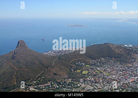 Testa di leone, Robben Island, Signal Hill e Cape Town Stadium da Table Mountain, Western Cape, Sud Africa. Foto Stock