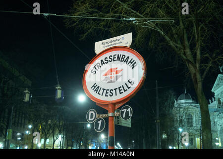 La fermata del tram Schottentor, Vienna, Austria Foto Stock