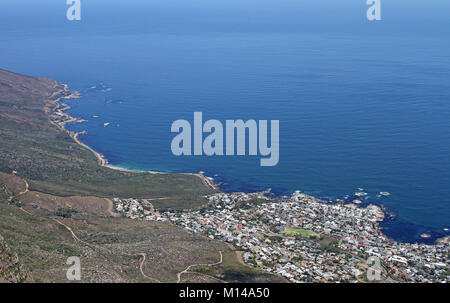 Camps Bay e Oudekraal visto da di Table Mountain Top, Cape Town, Western Cape, Sud Africa. Foto Stock