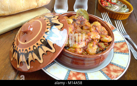 Pasto greco con cotto al forno fagioli giganti ,salteed pesci e pane Foto Stock