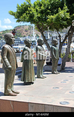 Tutti e quattro i Nobel statue del Nobel Piazza Monumento, V&A Waterfront, Città del Capo, Western Cape, Sud Africa. Foto Stock