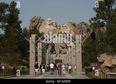 I turisti a piedi dal Grand View terrazza per visualizzare Mt. Rushmore Natl. Monumento, Dakota del Sud, Stati Uniti d'America. Le sculture,fuori di pietra in granito, sono 60 piedi in hig Foto Stock