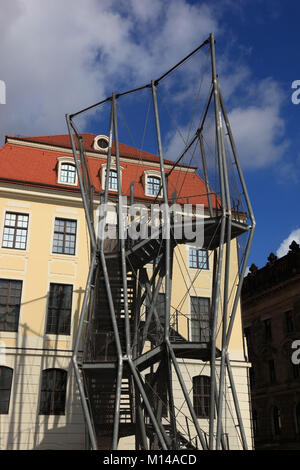 Il controverso fire escape della storica Landhaus, ora Dresden City Museum, mit der Rettungstreppe, Dresda, Sassonia, Deutschland Foto Stock