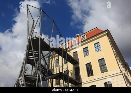 Il controverso fire escape della storica Landhaus, ora Dresden City Museum, mit der Rettungstreppe, Dresda, Sassonia, Deutschland Foto Stock