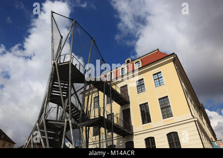 Il controverso fire escape della storica Landhaus, ora Dresden City Museum, mit der Rettungstreppe, Dresda, Sassonia, Deutschland Foto Stock