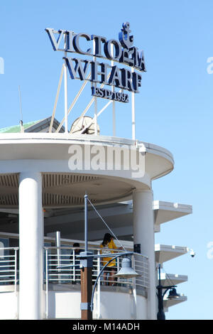 Victoria Wharf segno su un balcone contro il cielo blu al Vicoria Wharf Centro Commerciale (fondata nel 1992), V&A Waterfront, Città del Capo, Westertn Cape Foto Stock