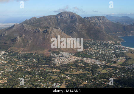 Vista elicottero di Hout Bay e Constantia Nek Pass, Western Cape, Sud Africa. Foto Stock