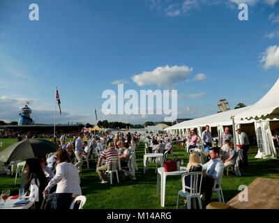 La folla frequentare la Chatsworth Country Fair 2017 Derbyshire Inghilterra Foto Stock