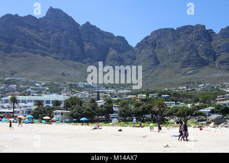 Table Mountain visto da Clifton Beach, Città del Capo, Western Cape, Sud Africa, Foto Stock