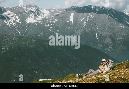 Donna relax in montagna che stabilisce con zaino wanderlust Viaggi avventura su uno stile di vita sano concetto vacanze estive all'aperto Foto Stock