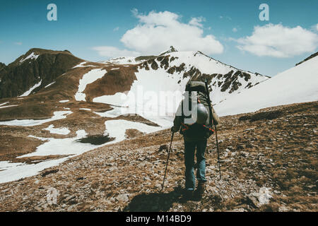 L'uomo escursionismo con grande viaggio zaino Lifestyle concetto di sopravvivenza avventura esterna vacanze attive arrampicata natura selvaggia delle montagne Foto Stock