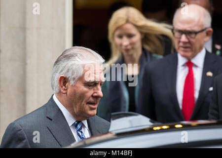 Londra, Regno Unito. Il 22 gennaio, 2018. Rex Tillerson, U.S. Il segretario di Stato, foglie 10 Downing Street con U.S. Ambasciatore presso la UK Woody Johnson. Foto Stock