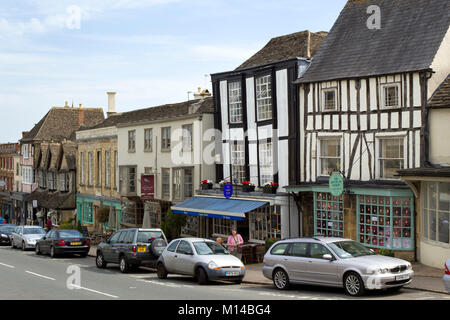 Burford, Oxfordshire, Regno Unito - 5 Luglio 2011: una varietà di stili architettonici la linea la strada principale affollati di visitatori, burford, Oxfordshire, Regno Unito. Burford è stato elencato tra 'Europa più posti idilliaci per vivere". Foto Stock