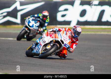 Andrea Dovizioso impostazione tempo rapido durante il warm-up di Octo British Grand Prix 2017 Foto Stock