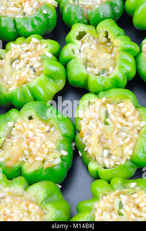 Non cotti i peperoni verdi ripieni di riso Foto Stock