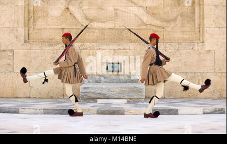 La cerimonia del cambio della guardia, Atene, Grecia Foto Stock