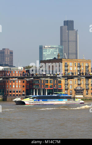 Londra, Regno Unito - 23rd marzo 2012: Il sole primaverile incoraggia i visitatori e i londinesi ad attraversare il Tamigi a piedi attraverso il solo Millenium Bridge. Il Millennium Bridge è un ponte sospeso che attraversa il Tamigi a Londra, che collega Bankside con la città. Foto Stock