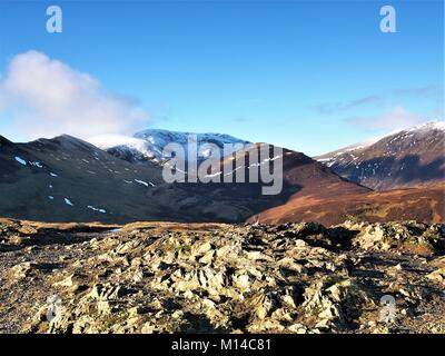 Snow capped Lakeland Fells dal vertice di Barrow, Parco Nazionale del Distretto dei Laghi, Cumbria, Regno Unito Foto Stock